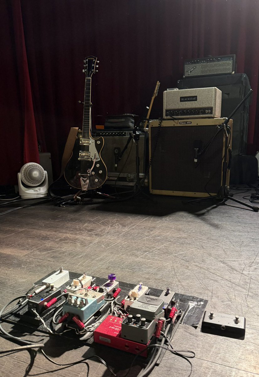 redrockblues's tweet photo. 昨日は荻窪でTHE GROOVERS 
警鐘のギターアレンジや後半の畳み掛ける感じ素晴らしいね！さりげないVカプセルのリフもいいよね　新曲はどちらも歌詞も曲もホントいいのでレコ発首を長くして待ちたい！Tシャツも買ったよー https://t.co/Pu418VldqA