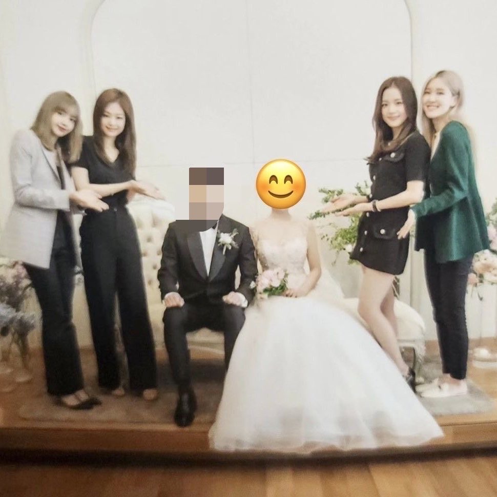 npomvtt's tweet photo. 🇰🇷🇹🇭 Fãs apontam a diferença cultural no traje pra convidados de casamentos na Tailândia e na Coreia do Sul com fotos de LISA do BLACKPINK. https://t.co/1D32OTOUyc