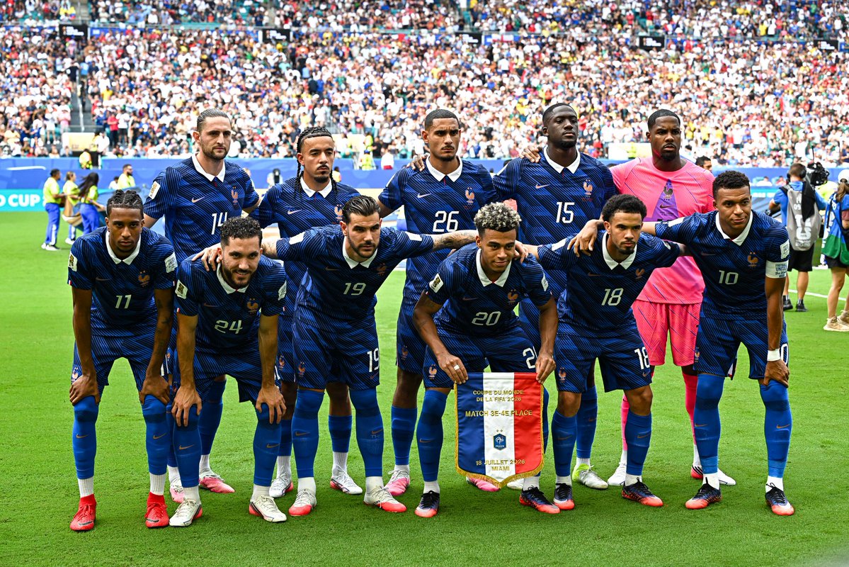 _BeFootball's tweet photo. 🚨🚨 Didier Deschamps 🇫🇷 : « ON PEUT PAS FAIRE PIRE, C’EST CATASTROPHIQUE, CHAQUE ATTAQUE ON PEUT PRENDRE UN BUT !! 😡

Je peux comprendre l’énorme déception mais ON N’A PAS LE DROIT DE FAIRE ÇA

Nous on fait un match amical, l’adversaire fait un vrai match.

C’est une question d’avoir de l’honneur et de la fierté par rapport à ce qu’est l’Équipe de France.

La tactique pour la seconde période ? C’EST PLUS UNE QUESTION DE DÉTERMINATION ET D’ORGUEIL. »

Y’a que Deschamps qu’a conscience de ce que représente l’Équipe de France en fait