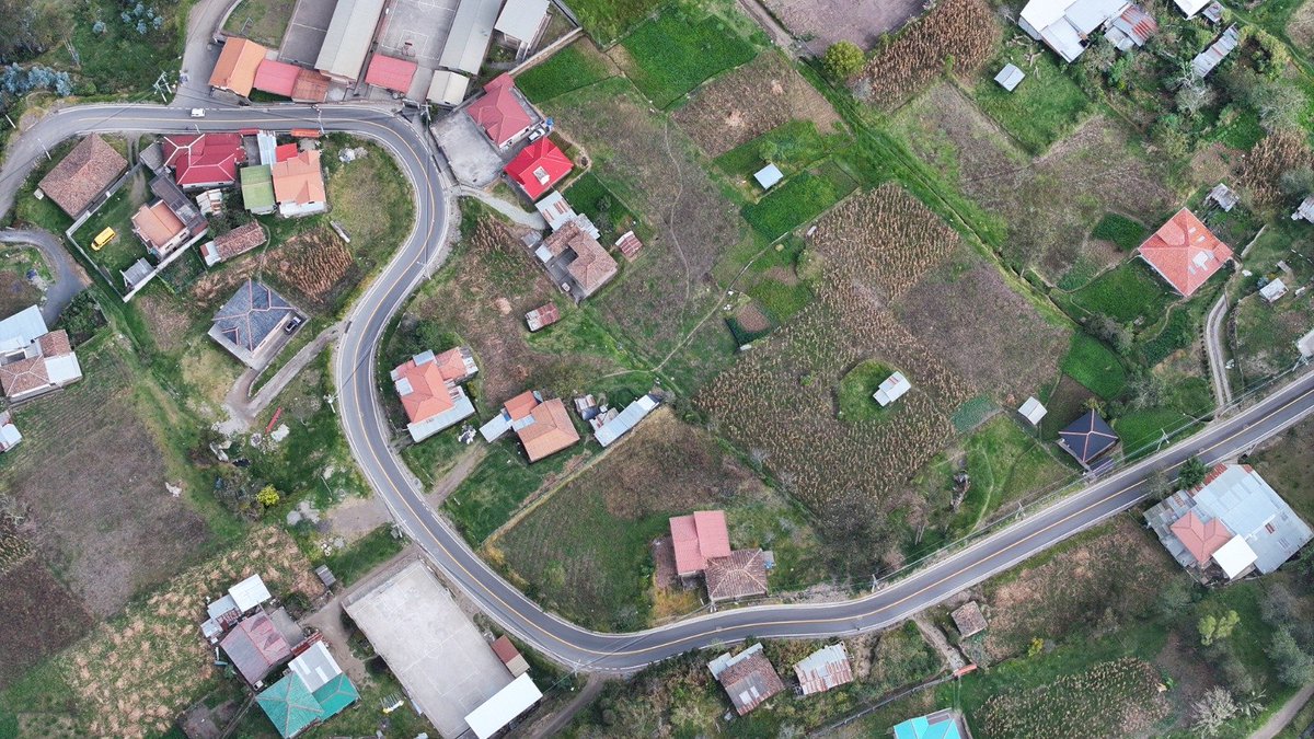 jotalloretv's tweet photo. @AzuayPrefectura Menos tiempo en el camino. ⏱️⬇️
Más seguridad vial. 🚸✅
Mejor conexión para las comunidades. 🤝🌿

De la tierra al asfalto, seguimos transformando las vías en oportunidades para el Azuay. 💪🧡 https://t.co/pvSV76u4Nn