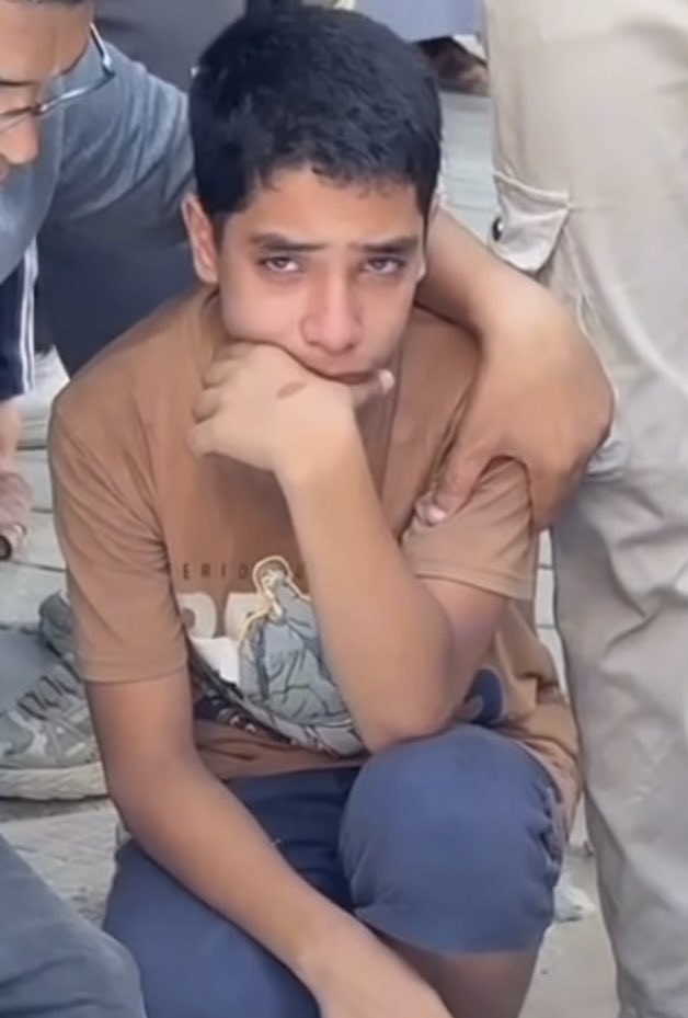 TamerMisshal's tweet photo. ينام هذا الطفل ابن غزة وحيدا بعد أن قتل الاحتلال اليوم والده ووالدته وشقيقاته الثلاث وودعهم في مشهد يبكي الحجر قبل البشر .. https://t.co/js0bfZzVWw