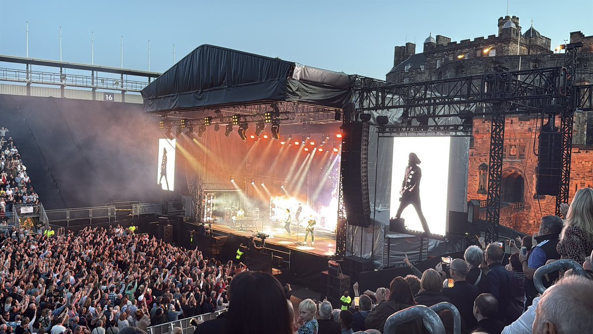HelenDoesTweets's tweet photo. Thank you @snowpatrol for an amazing night at @edinburghcastle what a night and what a venue, you definitely took back the city 💙 https://t.co/xiEUNuD759