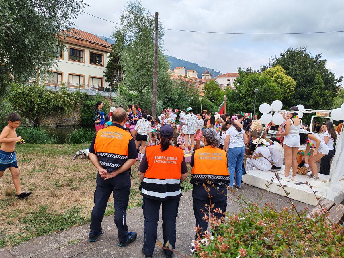 pcivilbalmaseda's tweet photo. Hoy hemos estado en el tradicional concurso de bajada de barcas en Balmaseda, gran ambiente y muchos participantes https://t.co/MUAGd4DO6u
