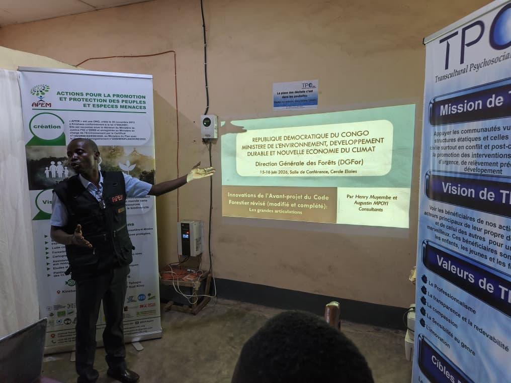 RdcApem's tweet photo. Mai-Ndombe | Inongo, 18 juillet 2026 | Révision du Code Forestier de 2002

Dans le cadre du processus de révision du Code forestier, l'APEM prépare les principaux acteurs de la société civile afin de leur permettre de participer de manière active, pertinente et efficace aux consultations des parties prenantes organisées par l'administration forestière à travers le pays.

Les participants ont souligné que le contexte particulier de cette province, caractérisée par d'importants enjeux forestiers, doit être pleinement pris en compte dans les analyses et les propositions relatives à la révision de la loi. Ils ont insisté sur la nécessité d'assurer la cohérence de cette réforme avec la Politique Forestière Nationale, récemment adoptée par le Gouvernement, afin de garantir une gestion durable et inclusive des ressources forestières.