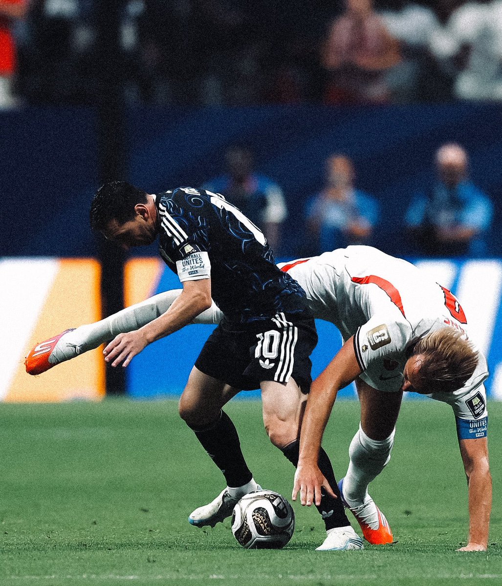 fenerfanzone's tweet photo. Messi’nin büyüklüğünü anladığımız bir 3.lik maçı. Arjantin’e 20 dk dayanamayan İngiltere, turnuva favorisi Fransa’yı ilk yarıdan 4’ledi. #WorldCup https://t.co/udA4cV0PsT