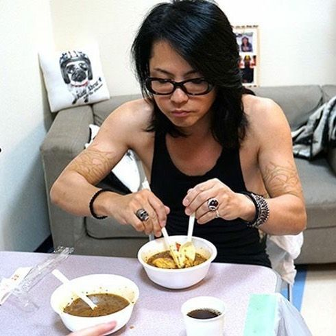 himaristyle's tweet photo. L'Arc〜en〜Ciel
hydeの食生活

①朝～日中
ミルクを入れたコーヒー
不足している成分のサプリメント

②夕食
糖質を抑えた肉中心の食事
たんぱく質を欠かさない
必要に応じてプロテインで補う

③夕食後～翌日の夕食
長時間の空腹時間を作る
16時間断食のサイクル

出典：美ST ONLINE 2021/11/24 https://t.co/Xpj7eK6QLf
