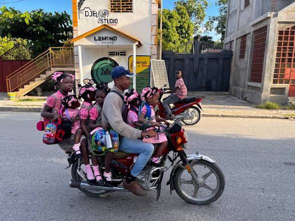 4lasinfo's tweet photo. 🚨 OKAP – Mezi radikal kont taksi moti 🚨

Majistra Michel Saint-Croix anonse apati lendi 20 jiyè 2026 la, tout chofè moto ki transpòte plis pase 2 pasaje ap riske doub kontravansyon : sezi moto + arestasyon.

Nou ap swiv dosye a. 👇

#Okap #MotoTaxi #Jistis #4LasInfo https://t.co/ZQwNQRh5Xs