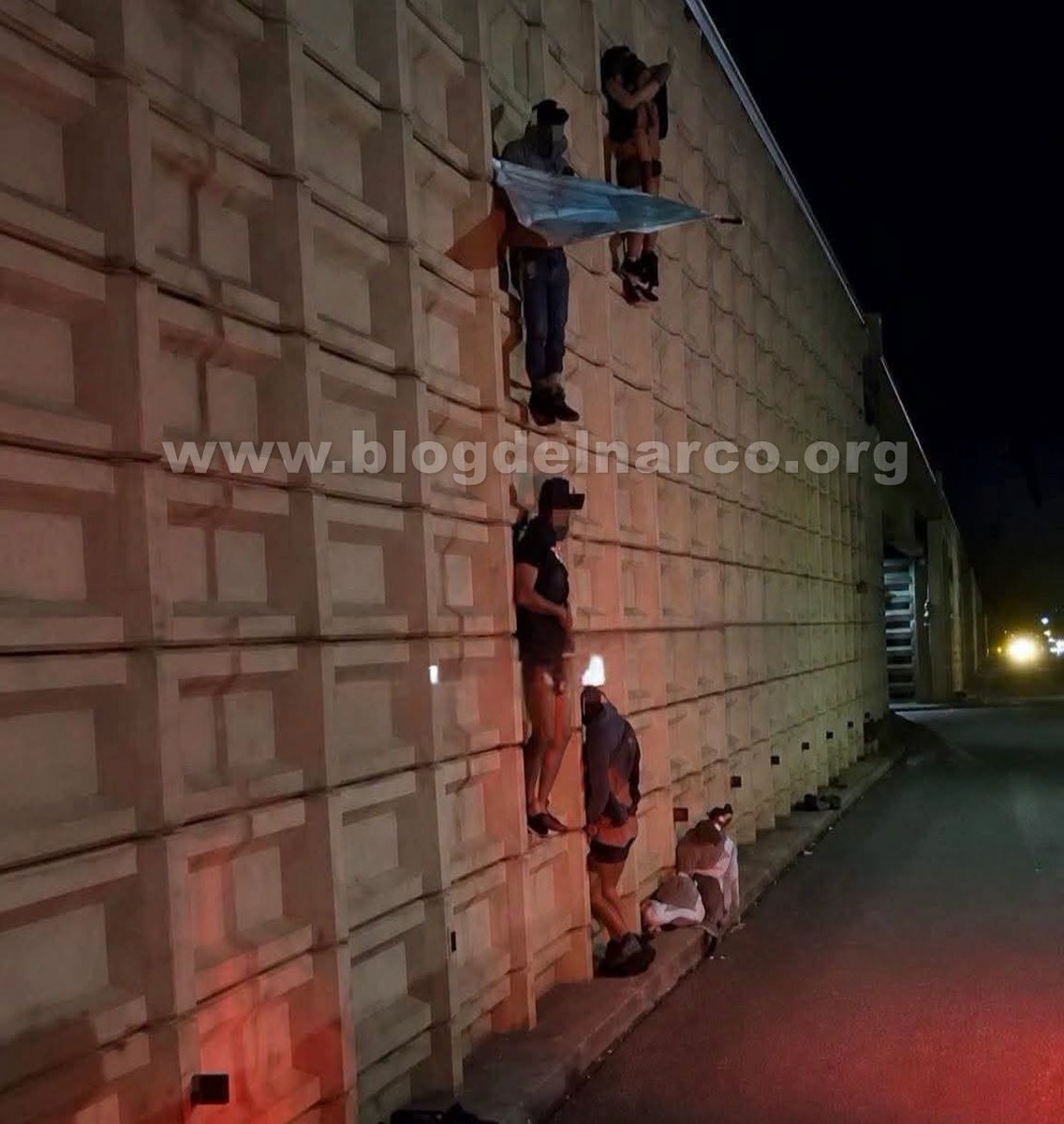 blogdelnarcomx's tweet photo. Zacatecas sangriento!, abandonaron los cuerpos de 10 hombres, cinco estaban colgados de un puente con un Narcomensaje, LEE MÁS AQUÍ 👇👉 https://t.co/k06rhljmhx https://t.co/zDcQ5TWCsI