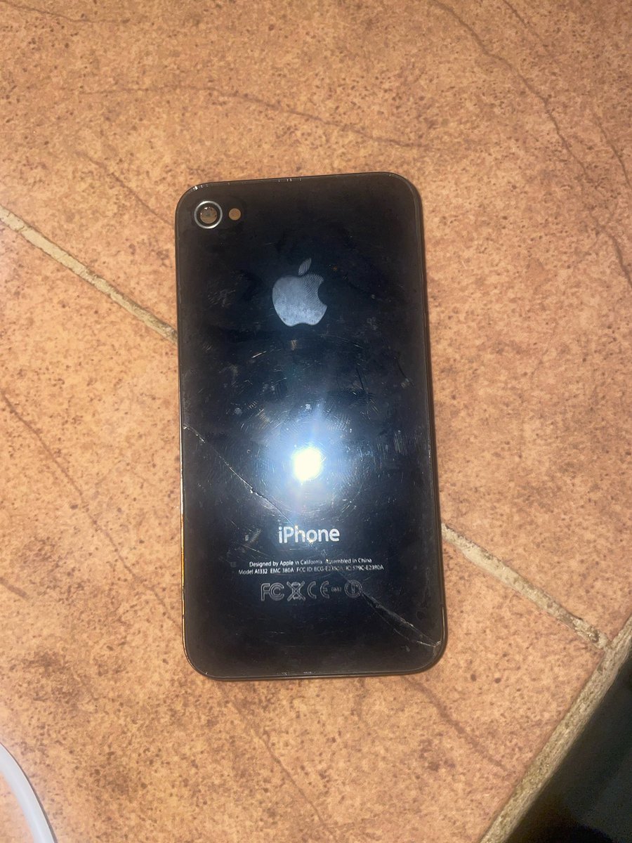 Connor_elpro's tweet photo. @senshi_real Si bro, un iPhone 4 que me dieron 😭✌️ https://t.co/NgxIzdgitV
