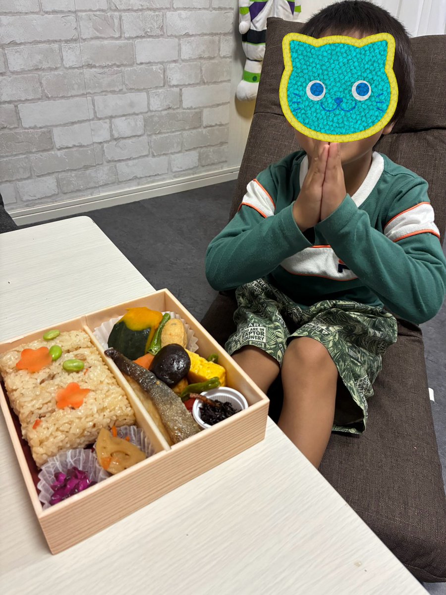 MRCHGiHep's tweet photo. 🍱第62回日本肝癌研究会では、セミナーのお弁当の余剰分を子ども食堂へ寄付しました。

お弁当を手にしたお子さんたちの笑顔のお写真も届き、黒崎会長が閉会式でご報告😊

本取り組みにご理解・ご協力いただいた企業の皆様、関係者の皆様に心より感謝申し上げます。 https://t.co/26A8lIGY1y