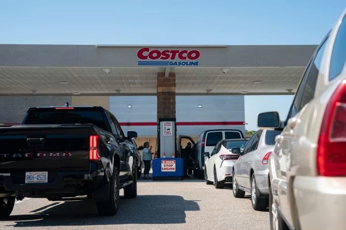 StockMKTNewz's tweet photo. Costco $COST is planning to test opening a couple stand-alone gas stations 

Each standalone gas station will be within 2 miles of Costco warehouse locations - WSJ https://t.co/uvYPJPci0m