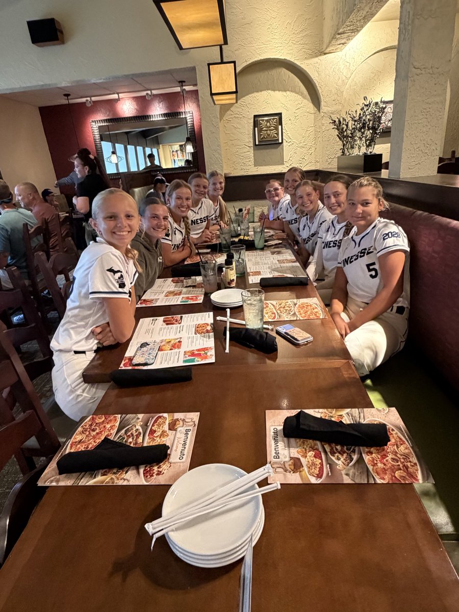 FinesseSpitale's tweet photo. Team dinner  after being rained out in Ohio…💙🤍 https://t.co/IYpQPhUm5L