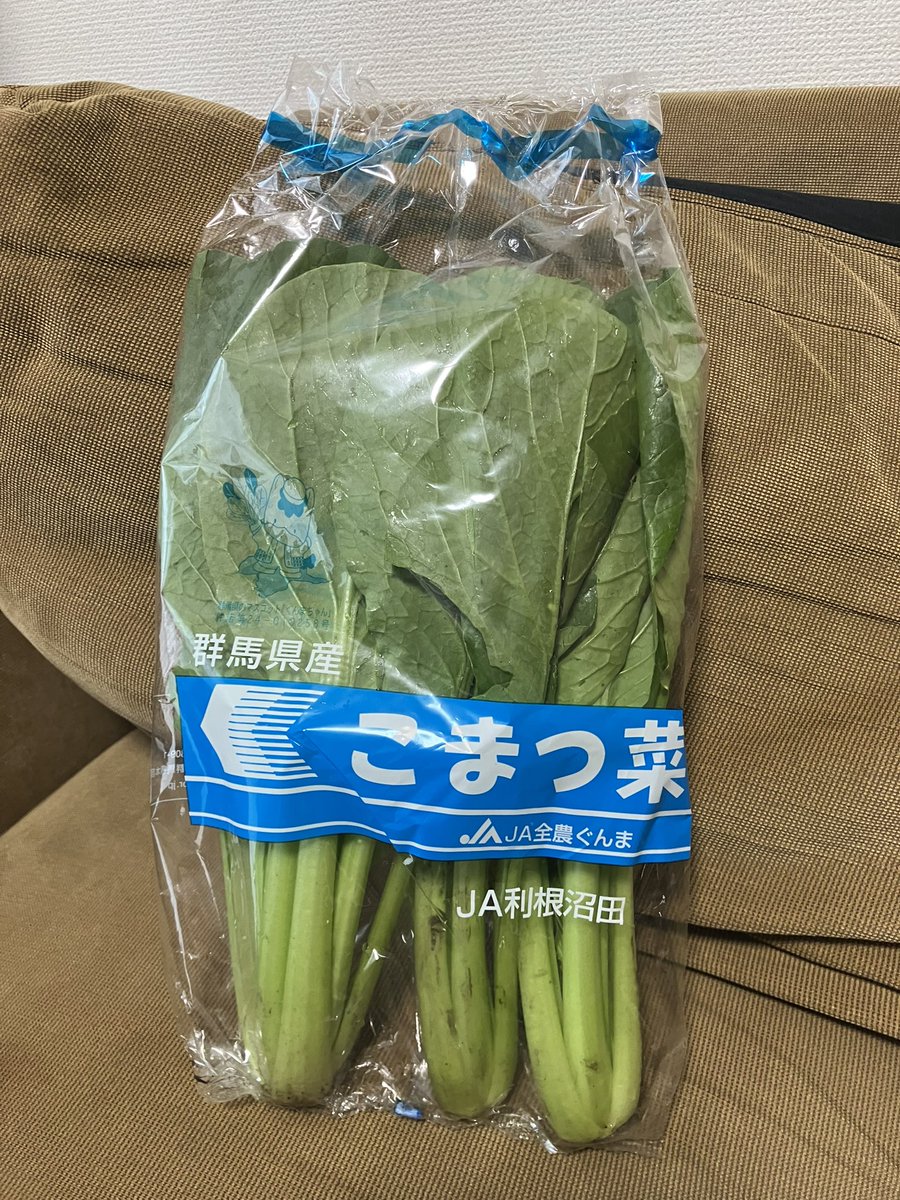 edochonin's tweet photo. さっきスーパー行ってきた💨
最寄りじゃないが、24時間営業でね、こうして朝から買い物できるってこった。便利な世の中だぜ。そして、小松菜が100円だった！格安とまではいかずとも、なかなかのお値打ち品だったので大量買いしてやった🥬🥬🥬
これを鉄鍋で炒めて、草食系町人の一丁あがりよ！🐐💕 https://t.co/FlloZtwDV3