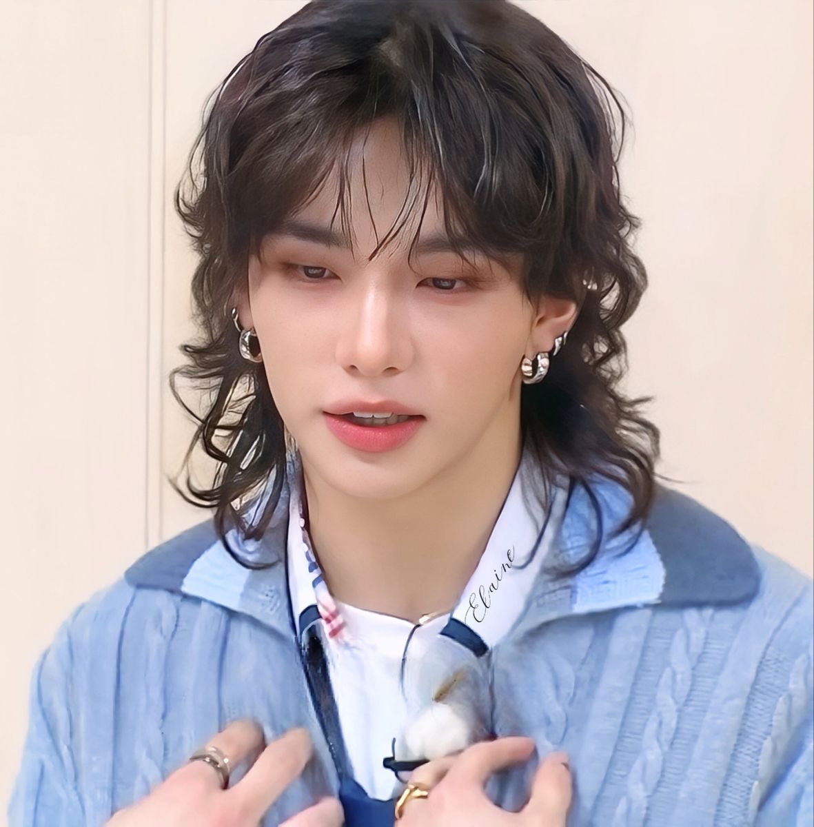 kyosmuse's tweet photo. poofy hair, he’s so girlfriend https://t.co/9PR10C9NGW