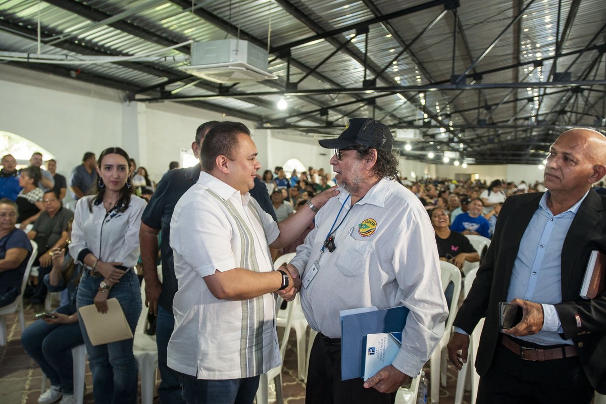 CONAFEPH2's tweet photo. CONAFEPH presente en la entrega de Títulos de Propiedad

Este día, CONAFEPH acompañó la entrega de Títulos de
Propiedad realizada por el Gobierno de la República, través del Instituto de la Propiedad (IP) y el Instituto Nacional Agrario (INA), un paso importante para brindar seguridad jurídica a las familias hondureñas.

Durante el acto, el presidente de CONAFEPH destacó que cada título entregado representa tranquilidad, certeza jurídica y un patrimonio seguro para las familias, reafirmando el compromiso de la Confederación de continuar impulsando los procesos de regularización y titulación de tierras en todo el país.

#CONAFEPH #TítulosDePropiedad #SeguridadJurídica #Honduras