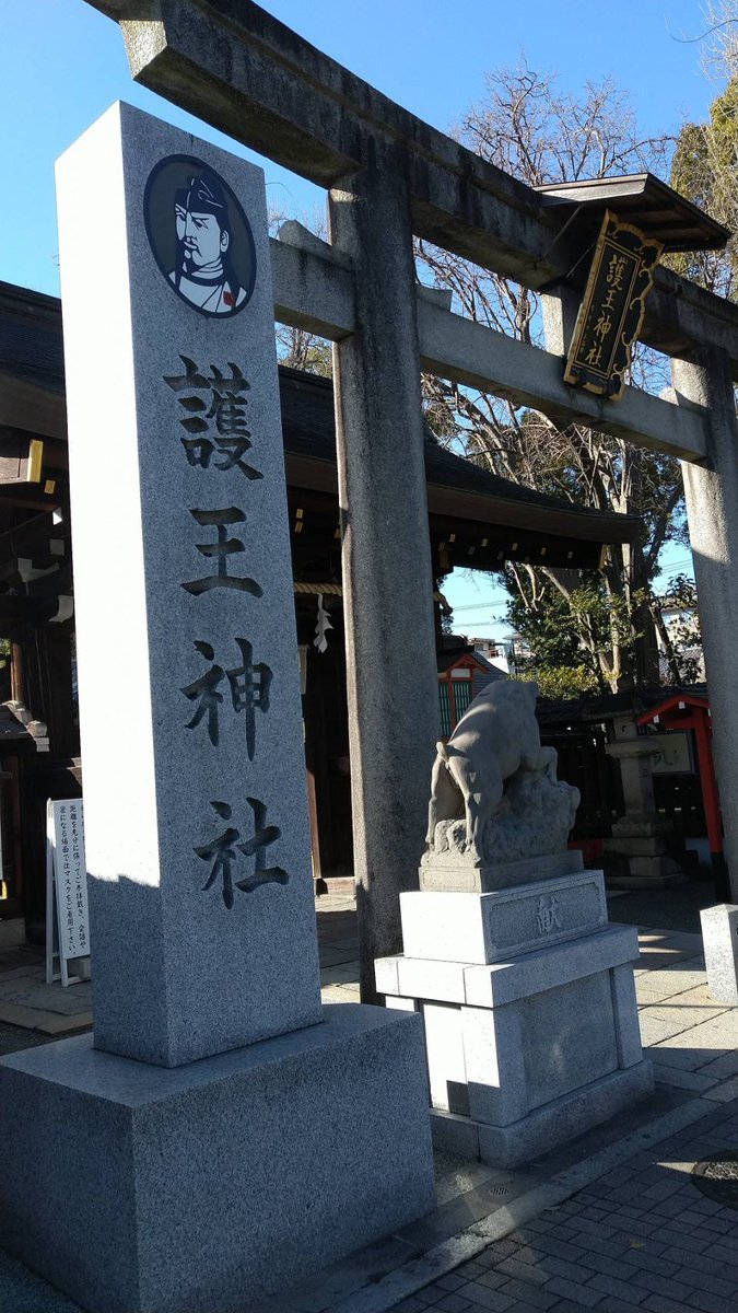 rekishisakaba's tweet photo. 本日第200回をアップしました。今回は奈良県吉野町にある「北岡本店」の日本酒「やたがらす杉樽酒かおりすぎます」を頂きながら「宇佐八幡宮神託事件」について話しています。弓削道鏡の皇位簒奪に正当性があるのかないのか和気清麻呂が宇佐八幡宮に信託を授かりに行く旅。＃宇佐八幡宮神託事件 https://t.co/aGJFILFPEv