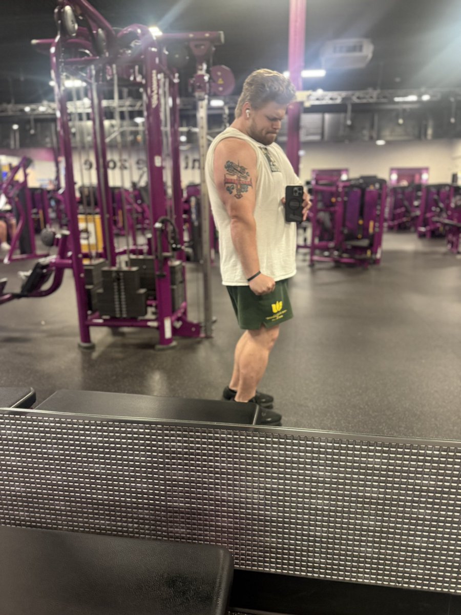 bakerkingttv's tweet photo. rainy days with a sufficient arm pump https://t.co/xti47DdBIy
