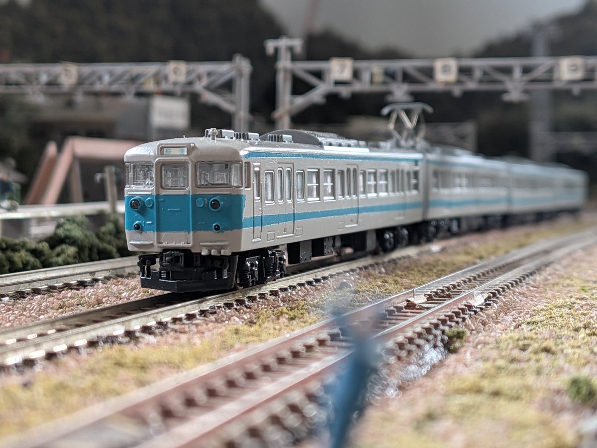 16saun's tweet photo. おはようございます

残りのカラースプレー　消費企画

阪和色塗り替えました。
塗料の残量の関係で　４両です。

国鉄時代は、６両だったようですが。もうユニットどうしようかなあ。 https://t.co/MYLSRdjcOQ