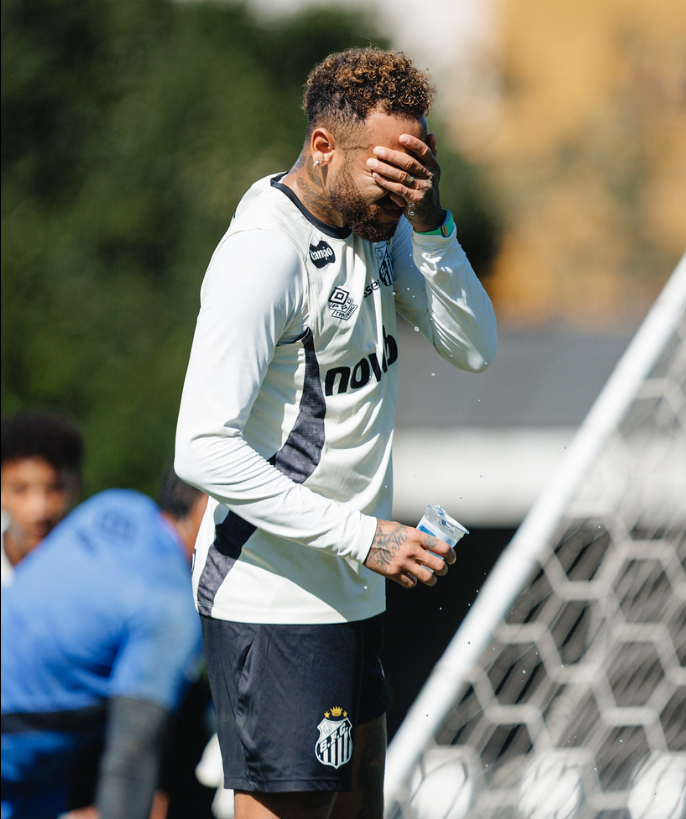 caetanosantista's tweet photo. 🚨 Neymar Jr se colocou à disposição do Santos para ajudar financeiramente: patrocínios e parcerias.

O jogador, em nome dele e de seu pai, se dispôs à contribuir com o clube em meio à crise financeira.

Não entrará dinheiro direto da família Neymar no clube.

🗞️ @lucas_musetti https://t.co/cxId4AYYVi
