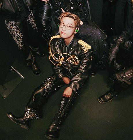vhopebot's tweet photo. remebered tae did this pose before 🥺 https://t.co/JeBa871fPY