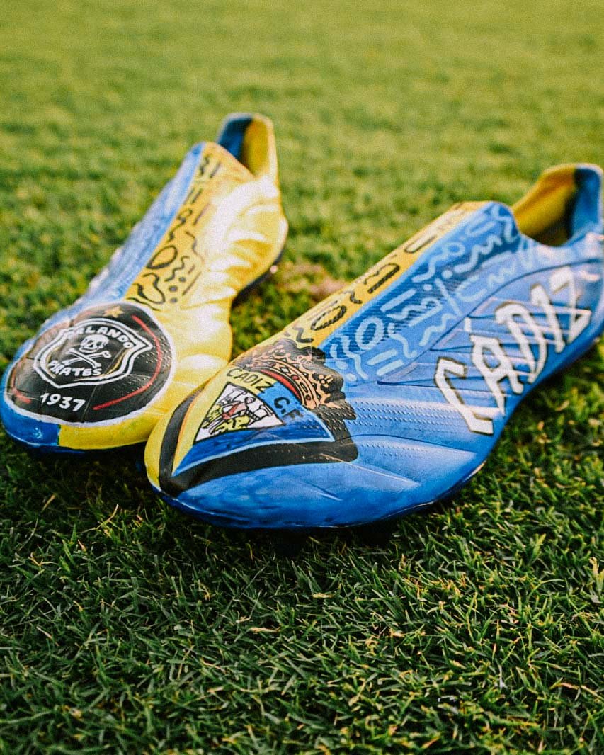 Cadiz_CFArab's tweet photo. قبل المباراة، فاجأنا @orlandopirates بهذه الأحذية المخصصة 👟🔥

ما رأيكم بها ؟ 👀 https://t.co/iQSBpjpbs0