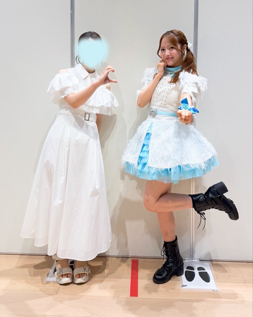 ebc_tantan's tweet photo. せーのでポーズ揃うかしよ〜！とした結果、片割れハートになってしまい気まずい🤦‍♀️💔

にしても、莉子ちゃんそのポーズは難しいって！(笑)

#えびちゅう特典会
#中山莉子
#私立恵比寿中学 https://t.co/rSASme8QjR