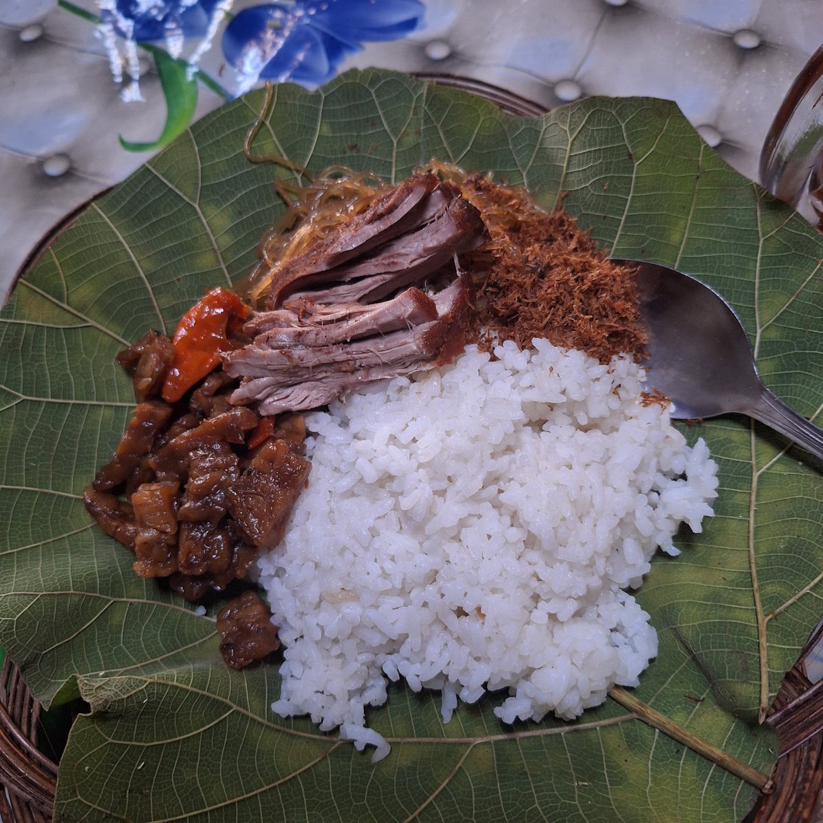 154centimeters's tweet photo. Sego berkat mbah Pawiro - Wonosari

Rame banget. Tapi menurutku biasa aja. Bumbunya kurang medhok. Telur bacemnya juga kurang. Tapi jajan pasar lengkap banget. Makan disini berasa makan di rumah nenek. Cuma menurutku cukup sekali.

https://t.co/VHuTICLRms https://t.co/vZQ0nCjZn8