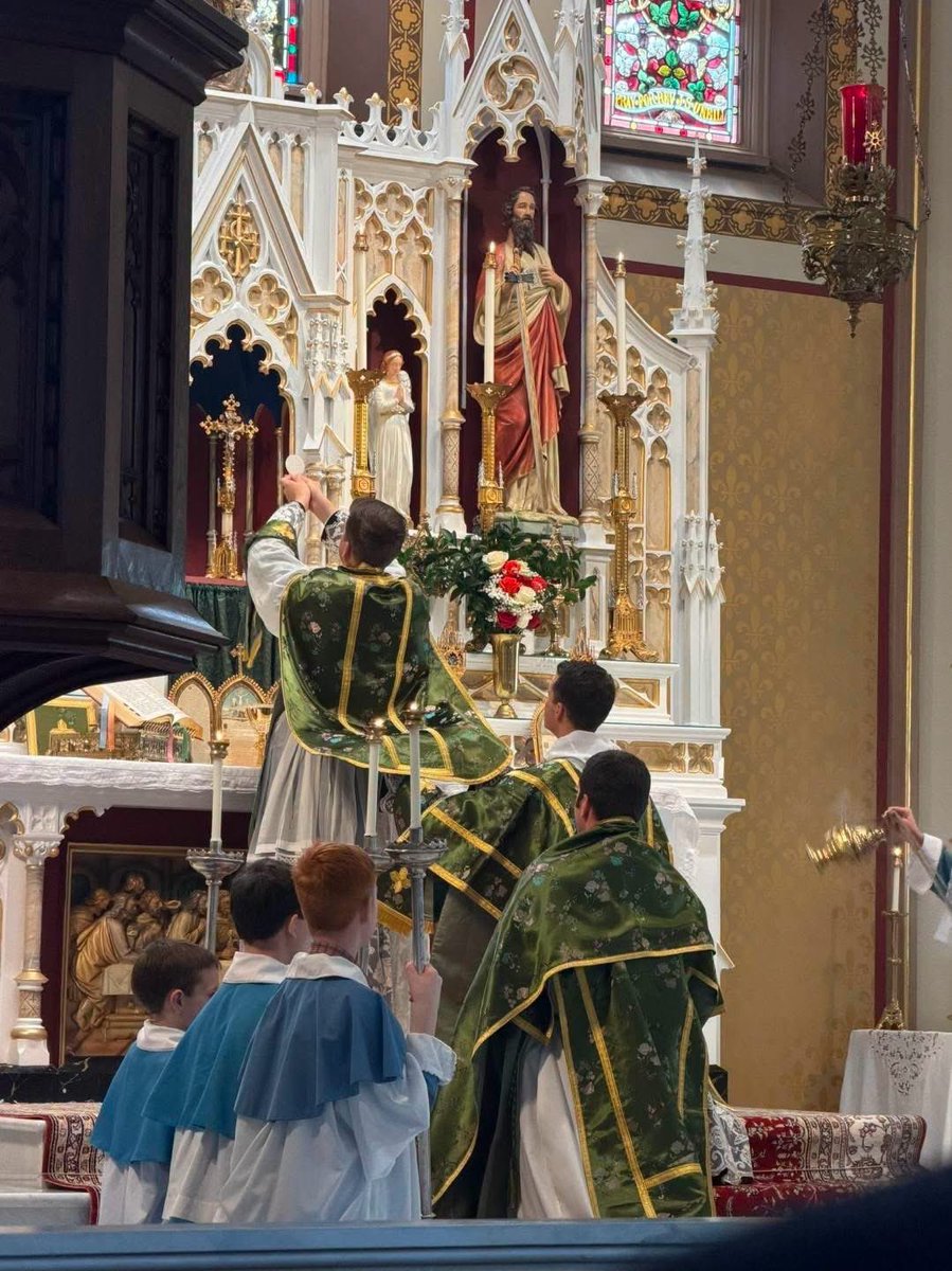 ICKSP's tweet photo. Newly ordained canon offers his first Mass at St. Mary Oratory in Rockford, IL

Deo gratias! 

Continue to pray for holy vocations! 🙏

📍@ICKSPROCKFORD https://t.co/FqOshhybh6