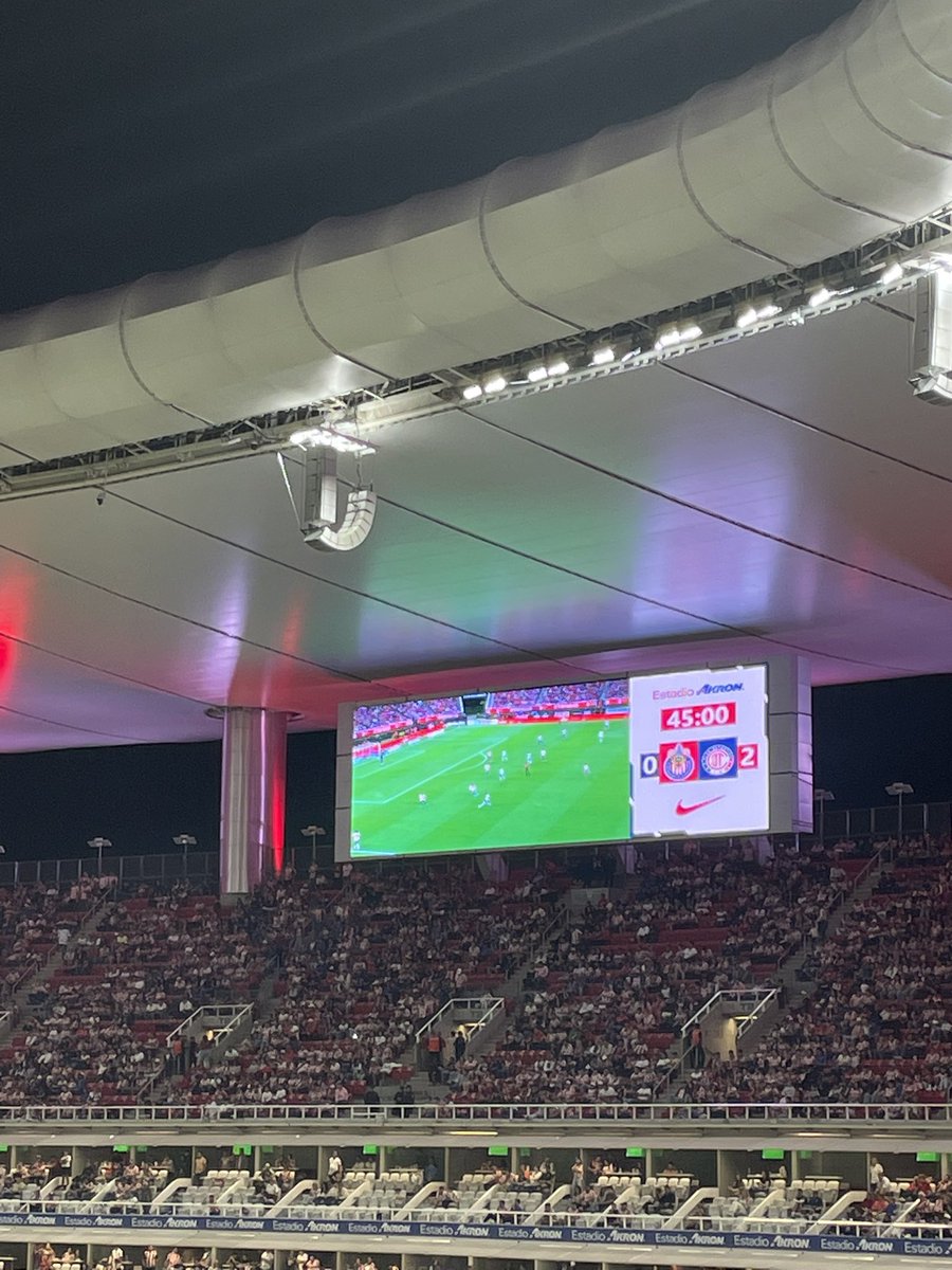 _ericklo's tweet photo. 🔴⚪️ Derrota dolorosa para Chivas es el inicio de torneo. Toluca cortó una racha de 14 partidos sin perder como local para el Rebaño.

Mucho por mejorar, los refuerzos mostraron cosas interesantes. El equipo luchó hasta el final por marcar un gol.

Romo no tuvo su mejor actuación es el responsable de la mano en el penal. Piojo mejor a partir de la roja de Sepúlveda, pero pesó poco. 

Tala poco pudo hacer en el segundo gol, en el penal se lo comió Vega. 

El arbitraje muy rigorista. Toluca se le sigue complicando a Milito. 

A pesar de los primeros 90 minutos. Creo que para Chivas viene un Gran Torneo!!