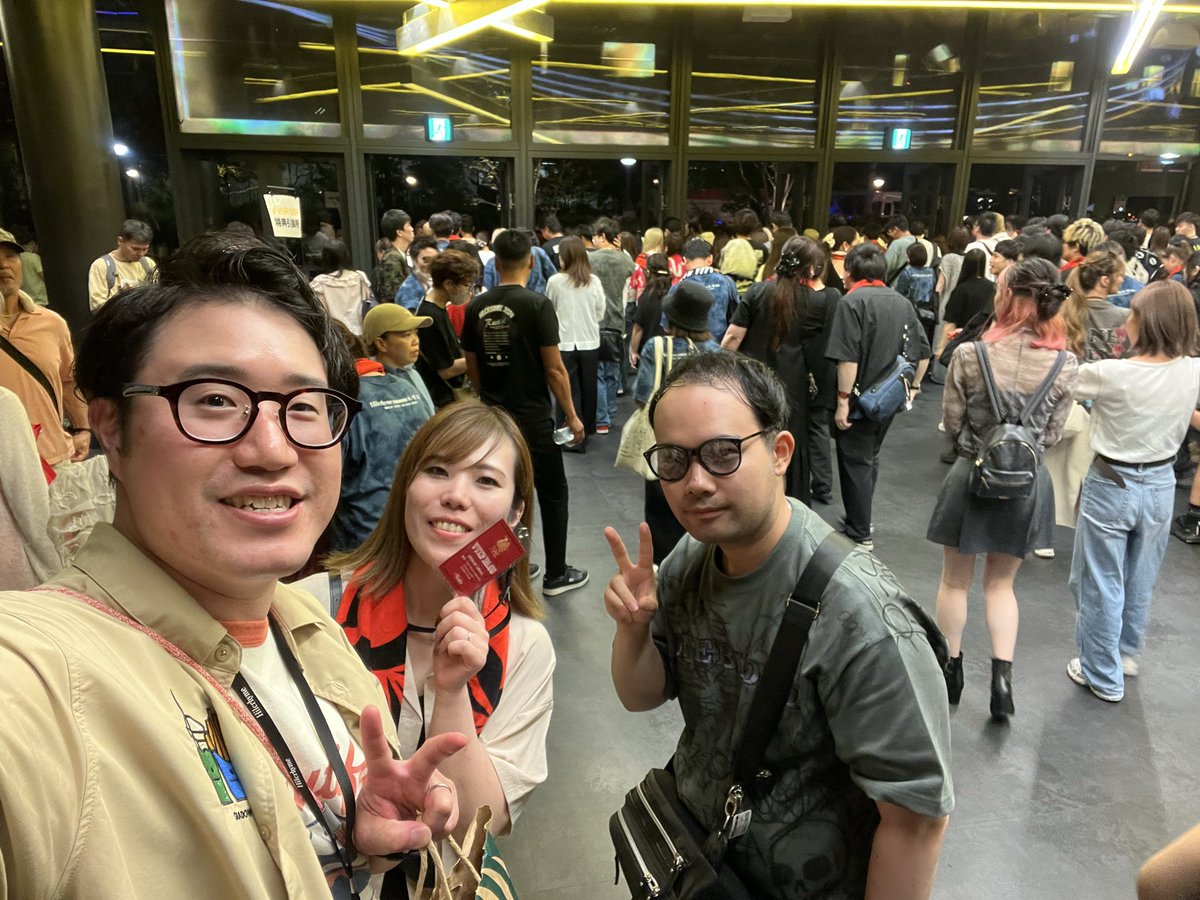toc_0609's tweet photo. 昨日の余韻がまだ抜けなくて
中高生の多感な時期の記憶が一気に蘇るライブだったなぁ
人生の半分以上がヒルクライム
コマさんにあってジャケット着させてもらったけど
初めて着たの中学生の時やからなぁ
お会いできた皆さんありがとうございました😭 https://t.co/Km2ksa1UME