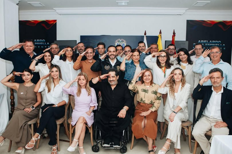 ELTIEMPO's tweet photo. 🔴  El presidente electo Abelardo De La Espriella mostró por primera vez a todo su gabinete en pleno: la fotografía fue compartida durante el segundo consejo de ministros designados, realizado en Barranquilla. 

Conozca más información en el enlace: https://t.co/SYroZIvf8x https://t.co/UmpD06gMH6