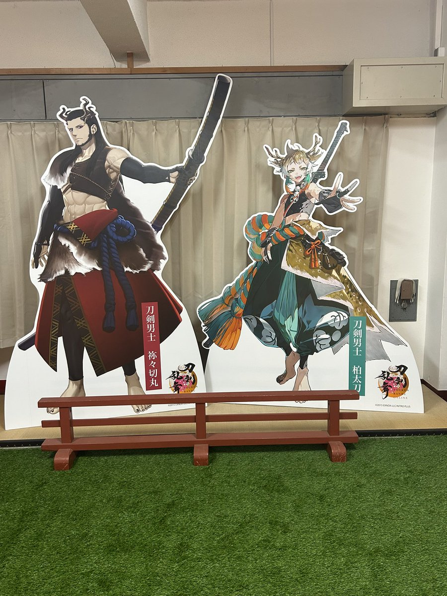 QPandLP's tweet photo. おっきなこんのすけかわいいな…
こんのすけとツーショットは外だったけど館内の袮々切丸と柏太刀のパネルでツーショットになったみたい！
#刀剣乱舞 https://t.co/xy2cmP8371