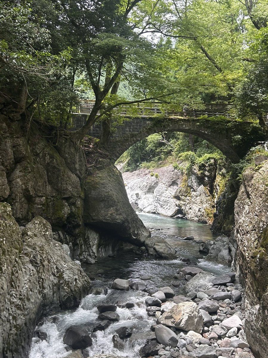 vertherofshingu's tweet photo. 市内は暑いので、かつ家にいても冷房かけてダラダラするので山奥の避暑地に避難。

現地は涼しかったが駐車場に戻って車に乗った瞬間汗がドバッと🥵

#sonicsilvermetallic
#axelasports
#drivingbluesky
#mazda
#青空ドライブ
#猿飛千壺峡 
#中津市 https://t.co/mMsC6yWLlr