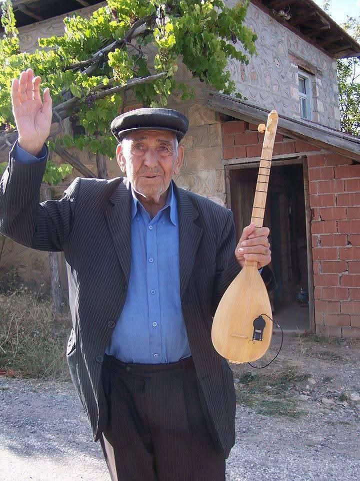 UmitSiraci's tweet photo. Hayri Dev sevicilerine .
Bir Fransızın ülkesine vatanına insanına coğrafyasına kültürüne Türklüğe Fransız kalanlara tanıttıgı halk sanatçısıdır Hayrı DEV.
İnanın bana dostlarım Fransız tanıtmasa bugun Hayrı DEV bır dügün çalgıcısı olarak gömülecekti ve kimse hatırlamıyacaktı.
Bakmayın şimdi arkasından yapılan yaldızlı laflara çoğunun daha köyünde ki güzeliklerden ait oldugu kültürün derinliklerinden haberi yok..