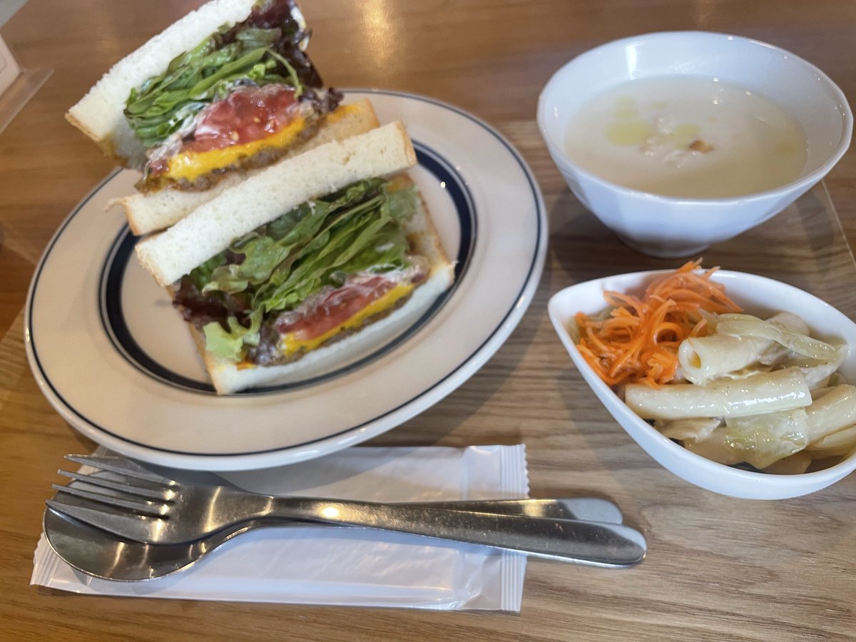 C2vZp7's tweet photo. サンドイッチ☕カフェでランチ

夏休みになったので朝早から山奥の古民家カフェに行ったら定休日だった😳💦

地元に戻って行ったことないカフェへ
ボリュームがすごいけど野菜いっぱいでヘルシーなのがいい😊 https://t.co/wLbwU4X3dt