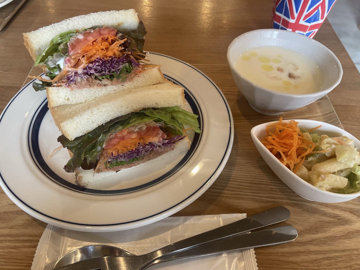 C2vZp7's tweet photo. サンドイッチ☕カフェでランチ

夏休みになったので朝早から山奥の古民家カフェに行ったら定休日だった😳💦

地元に戻って行ったことないカフェへ
ボリュームがすごいけど野菜いっぱいでヘルシーなのがいい😊 https://t.co/wLbwU4X3dt