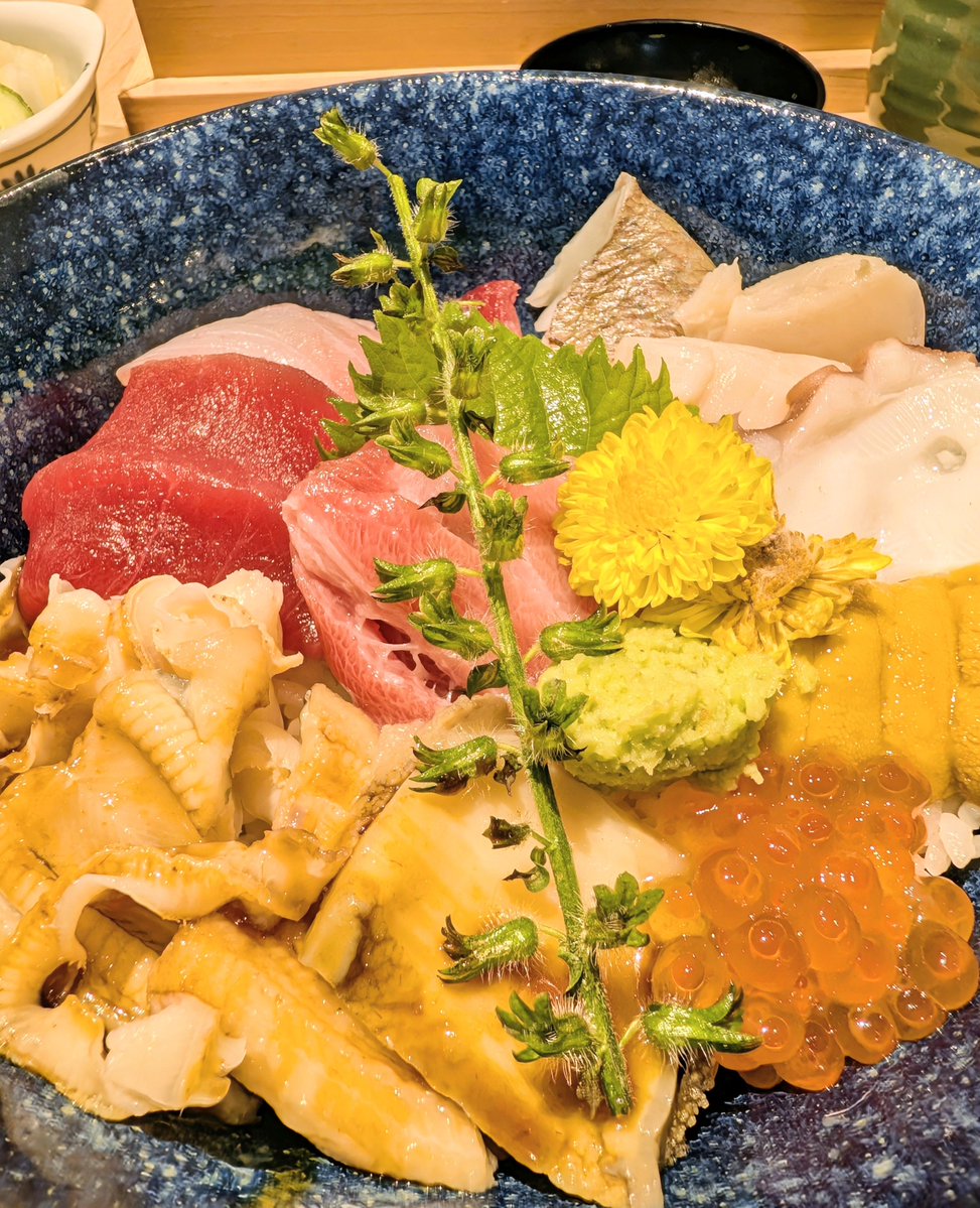 hon090hon's tweet photo. 築地で海鮮丼ランチ
種類も豊富で良いねえ🐟 https://t.co/nVwFNLg7M9
