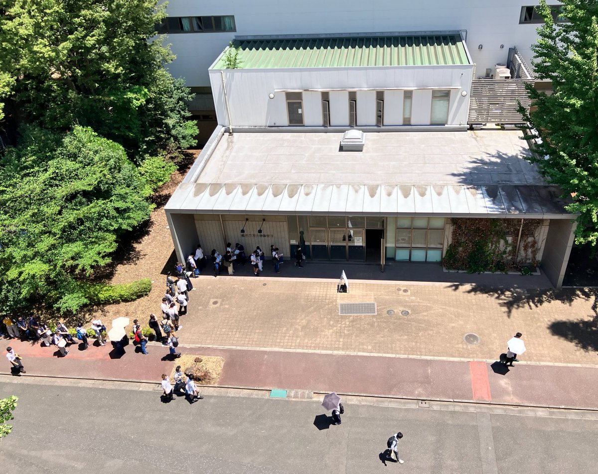 uecazlab's tweet photo. 本日，オープンキャンパス開催中です．
天気が良いので，熱中症には十分留意ください．
来場者はもちろん，説明側も無理は禁物です．
#電気通信大学 #uec #オープンキャンパス https://t.co/J2vt16oMuI