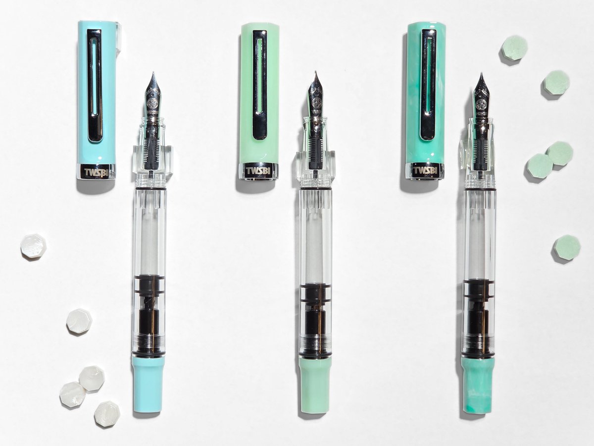 Nagasawa_Renga's tweet photo. 【夏が弾けるミントカラー】
本日は「 #TWSBI 」の万年筆より、
清涼感溢れるミント×スケルトンカラーをご紹介。

しゅわしゅわ弾ける #ソーダ水 のような涼しげカラーたちです。
天冠の赤いロゴも、グラスに浮かぶチェリーのよう。
スケルトンのボディで、中に入れるインクが映えるのもポイントです。 https://t.co/T1jEmn22Py