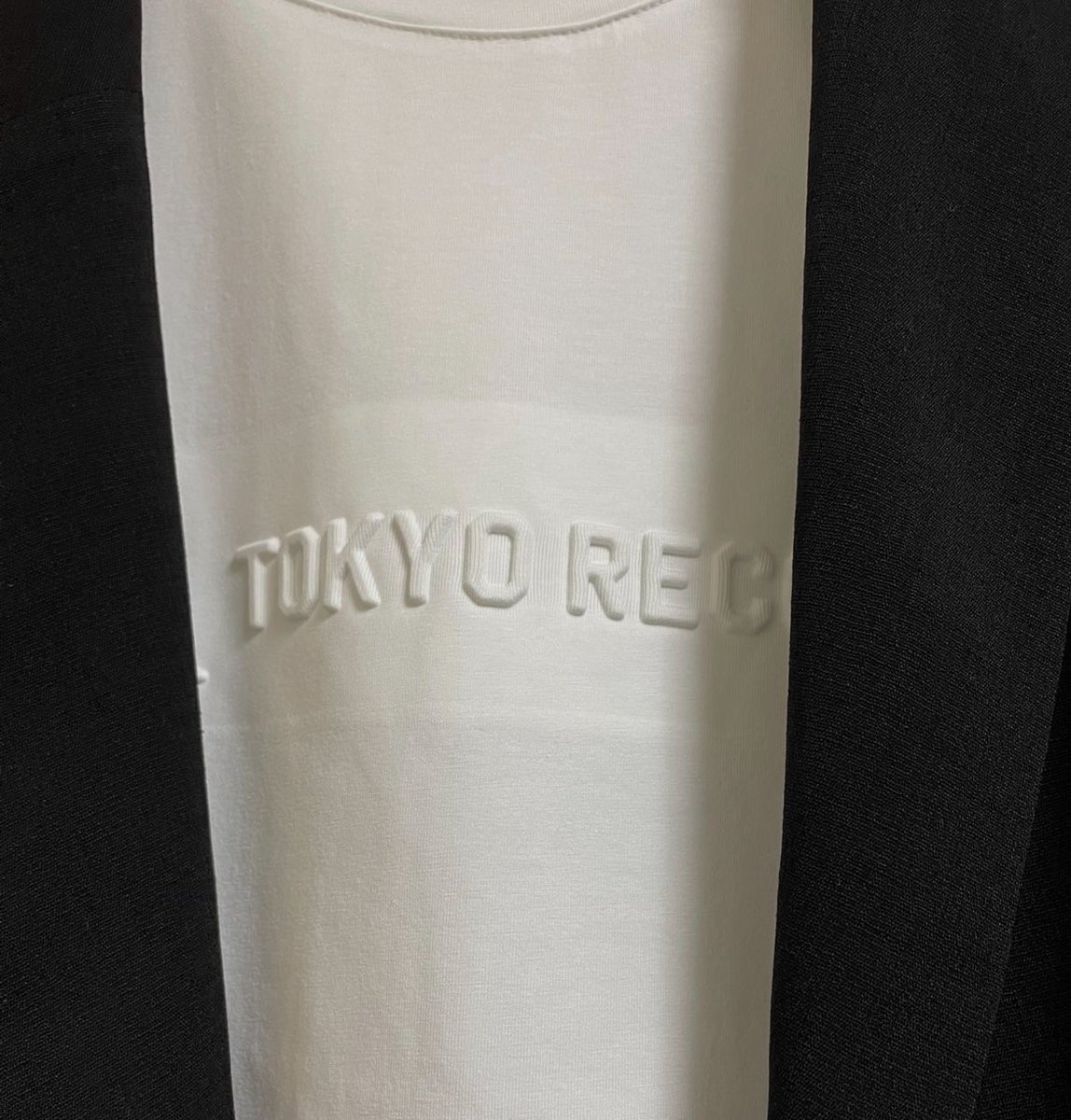 N_kako_2022's tweet photo. 呼人さんのバースデーライブで
昭次さんが来てたTシャツ
ずっとかわいいと思ってて、今ごろ♡
エンボスロゴと素材がいい!
「GoGo」Tシャツも待ち遠しいな♡
#TOKYORECORDS
#オフィスにきていきたい https://t.co/BAhRV8Snat