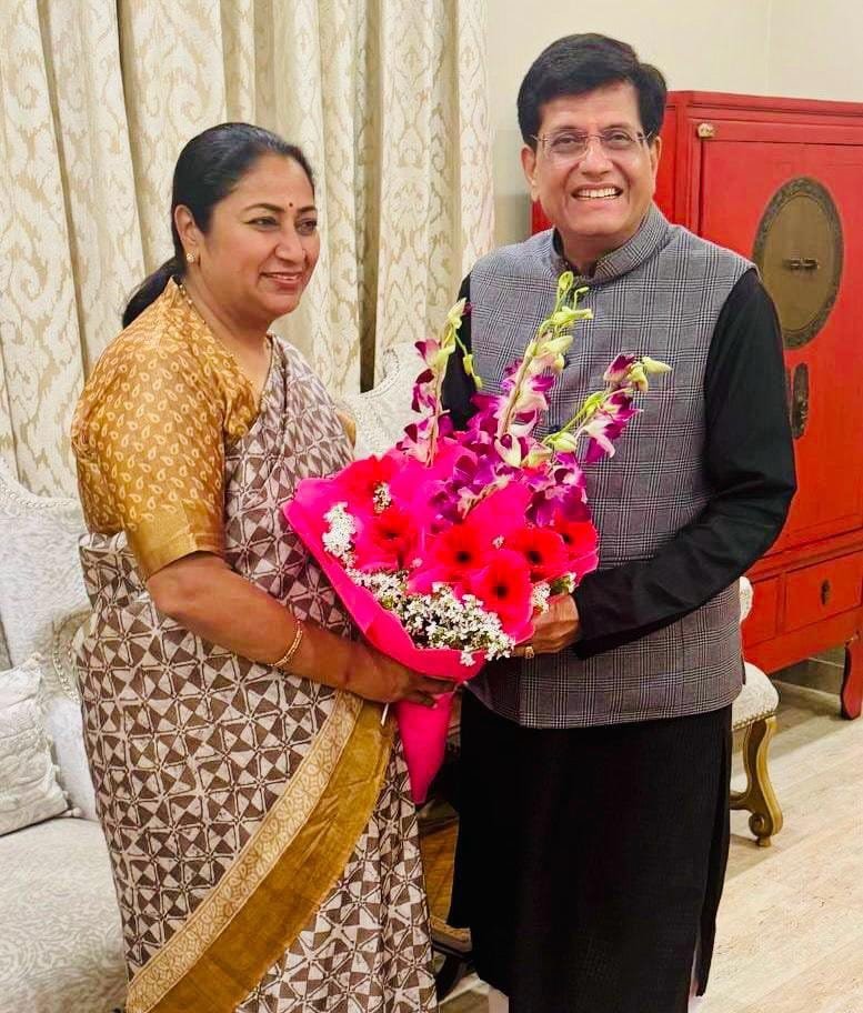 PiyushGoyal's tweet photo. दिल्ली की मुख्यमंत्री श्रीमती @Gupta_Rekha जी को जन्मदिन की हार्दिक शुभकामनाएँ।

सुशासन, पारदर्शिता और जनसेवा के प्रति आपकी प्रतिबद्धता दिल्ली के सर्वांगीण विकास को नई दिशा दे रही है।

ईश्वर से आपके उत्तम स्वास्थ्य एवं दीर्घायु की कामना करता हूँ। https://t.co/0xdpOYuC1h