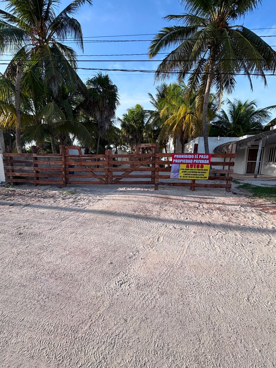 infolliteras's tweet photo. Protesta en El Cuyo por "privatización" de la calle 4. La cerraron y pusieron cerca, se quejan habitantes del puerto yucateco. Llaman a arrancar la reja. Abusos de verano en Yucatán. https://t.co/4BLaUWpoRE