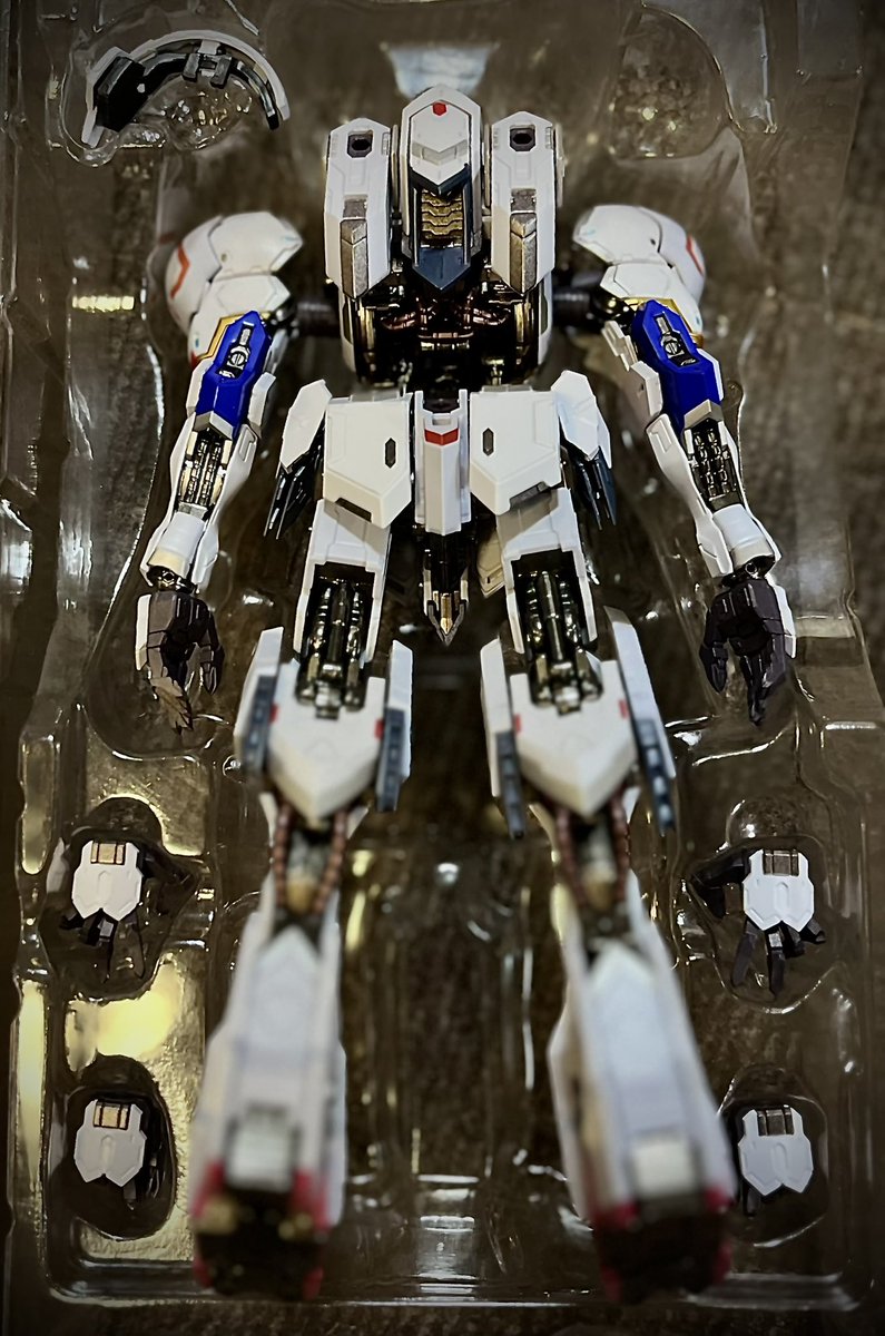 taku2002take's tweet photo. #魂ウェブ商店　
#METAL・BUILD 
#ガンダムバルバトス・第4形態・ブーメランメイス
予約受付終了2025年12月4日(木) 16時。￥35,200(税込)
ようやく半年を経て抽選分が到着。
ダイキャストの関節とガンダムフレームの相性が抜群。
適度な金属の艶感が油でヌメヌメしてるようで良き。
装甲は少し赤みがあり、頭部が少し大きい印象。マントとブーメランメイスは嬉しい。
