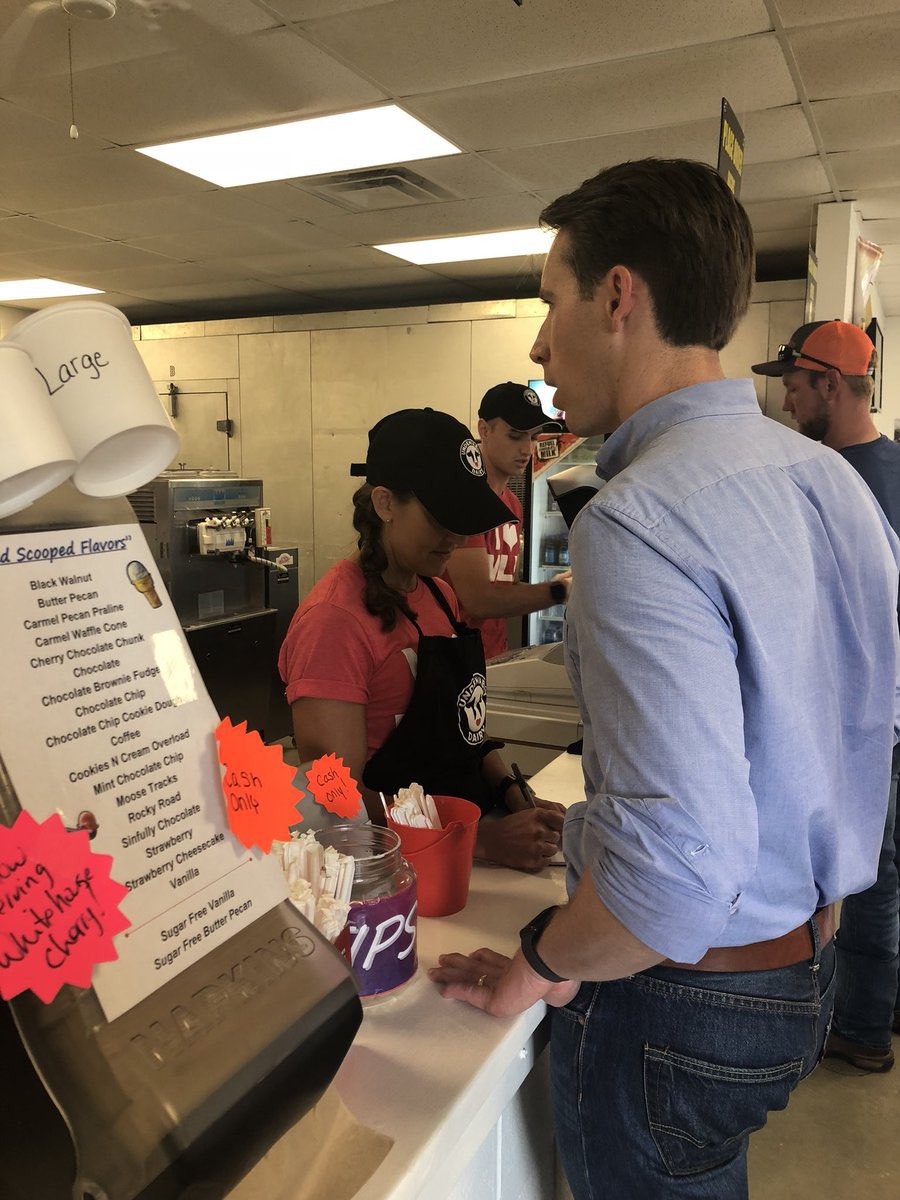 acarlhater's tweet photo. trying to find pics of him in a black button-down for a post and All I’m Getting is these Ridiculous 2018 Pictures of him in this Light Blue Shirt where he looks the most Stupid Country Twink he has Ever Looked https://t.co/2uiDKtDzuL