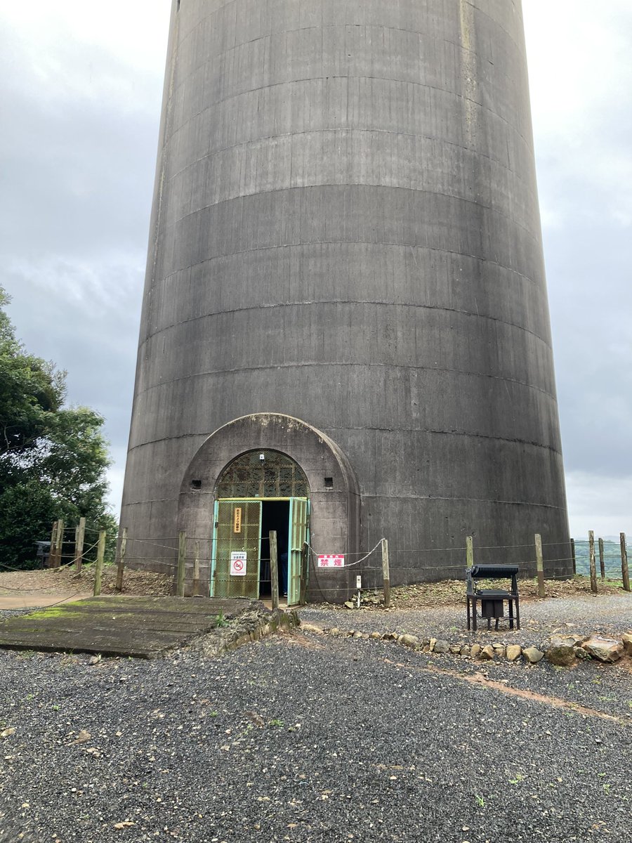 gojyuSTG's tweet photo. 旧佐世保無線電信所(針尾送信所)の塔
大正11（1922）年、旧日本海軍によって建てられた高さ約137ｍの電波塔
真珠湾攻撃の暗号電文「ニイタカヤマノボレ一二〇八」は、この無線塔で中継されたといわれているそうです(諸説あるそうです) https://t.co/zREvpfiW7e