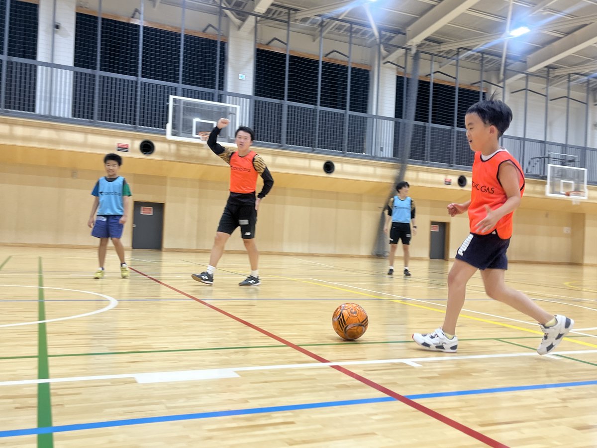 fctokyoofficial's tweet photo. 🔵「世田谷わくわくサッカー教室」最終回終了!!🔴
全4回開催の世田谷区スポーツ振興財団主催の「わくわくサッカー教室」最終日を終えました!!

4回を通じて、ボールと親しむ姿や、運動を楽しむ姿、仲間と協力し合い、楽しむ姿が見られました👏👏☺️

今後も地域のさまざまな方が運動に親しみ、サッカーを楽しめる取り組みを実施していきたいと思います🤝🔵🔴
#ホームタウン #世田谷区
#fctokyo #tokyo