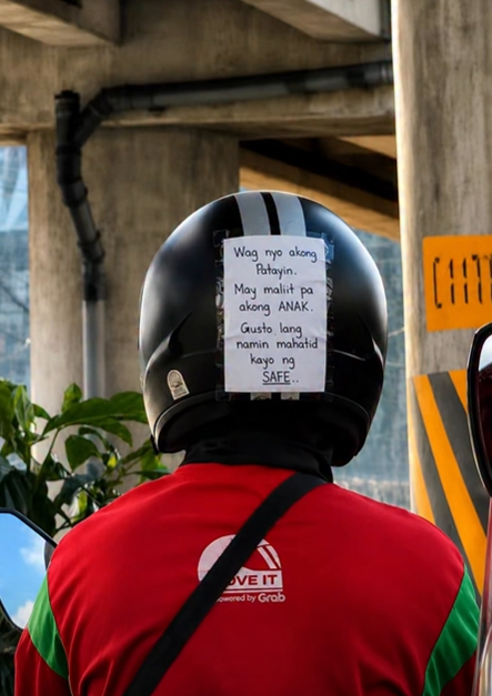 News5PH's tweet photo. 'WAG NIYO AKONG PATAYIN, MAY MALIIT PA AKONG ANAK'

Kinaantigan ng netizens ang note na idinikit ng isang motor-taxi rider sa likod ng kanyang helmet para masigurong ligtas siya sa kaniyang pamamasada.

Pakiusap niya sa maisasakay na pasahero at sa publiko, huwag sana siyang mabiktima ng masasamang-loob dahil may naghihintay pa sa kanyang anak.

"It’s so unfair that our riders need to put this kind of note on their helmet just to remind people not to hurt or kill them. Ang hirap para sa mga taong lumalabas nang patas!" ayon sa uploader na hindi naiwasang maging emosyonal.

Nag-viral ito bunsod ng magkakasunod na insidente ng pangho-holdap at pananaksak sa ilang motor-taxi riders.

📸: Mae Anne Manipud Lim/Facebook