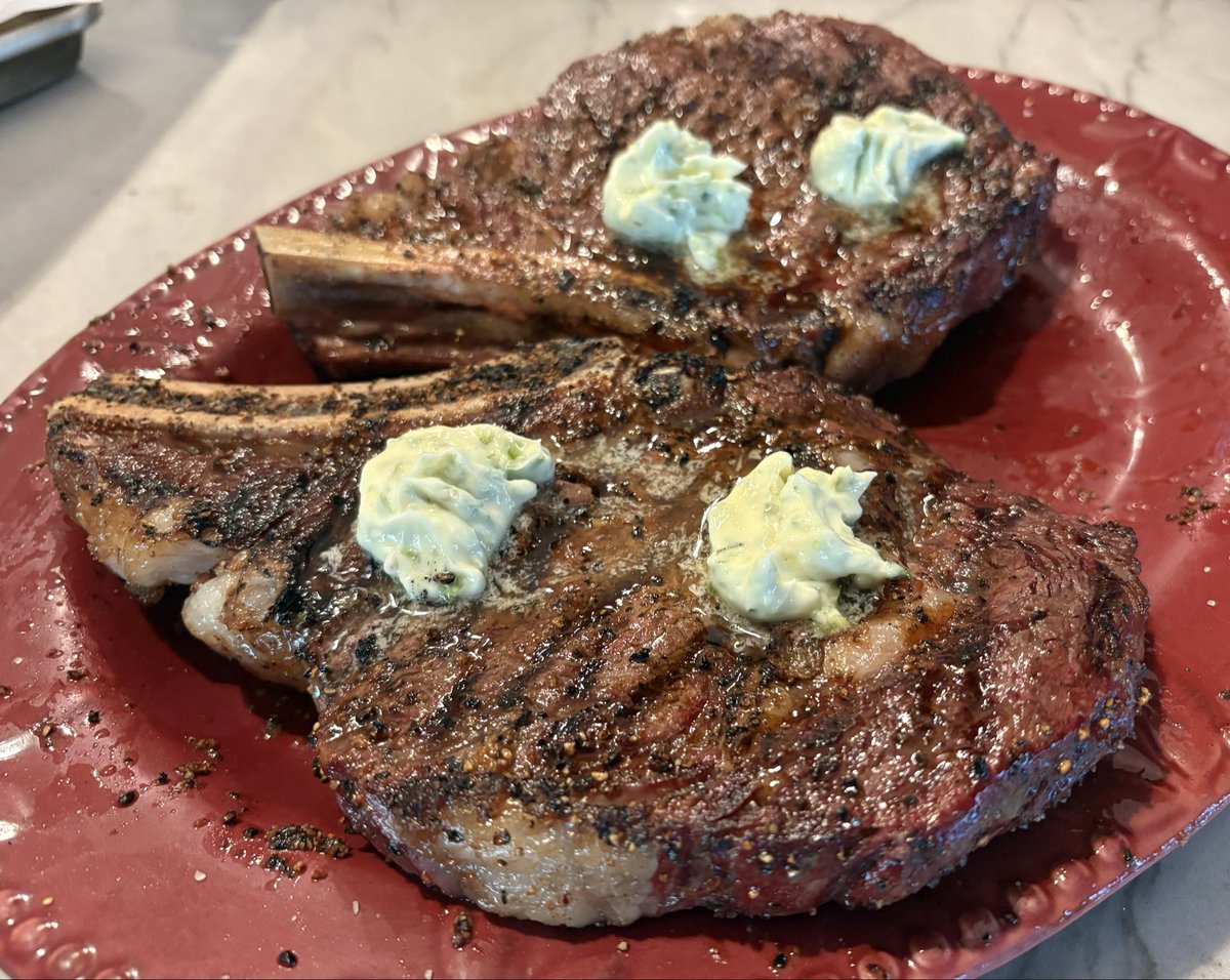 shannonjayeid's tweet photo. Serious Ribeyes reverse seared with garlic scape butter from the garden on the BGE🤤❤️ the weekend!!! https://t.co/lymZFP8u4d