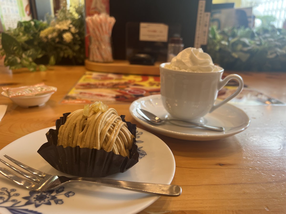 rho_ebi's tweet photo. 毎度思うんだけど、ウインナーコーヒーってどう飲むのが正解？ https://t.co/007eFZTBD2