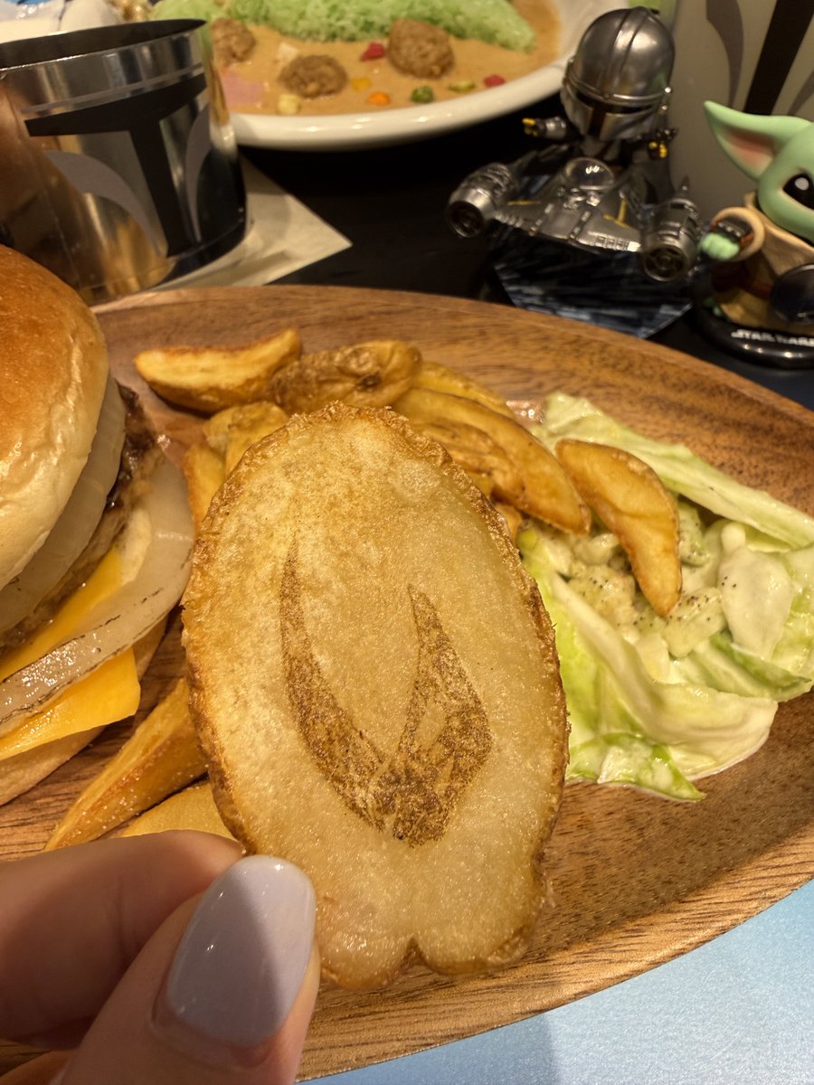 ka_BooooooS's tweet photo. ハンバーガー食べる時パパのマスクを取らなくちゃいけなくて、パパを背教者にしてごめんねって思った笑
ポテトにマットボーン士族の印が！���ういうのすごい素敵✨
デザートについてたマカロンはうちのグーちゃんに食べさせた💚 https://t.co/eekJ77QhKR